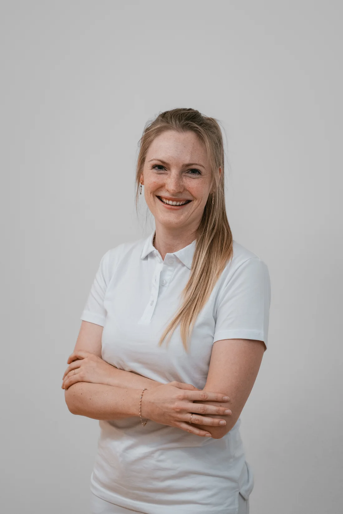 Dr. Carolin Dosser in weißem Poloshirt