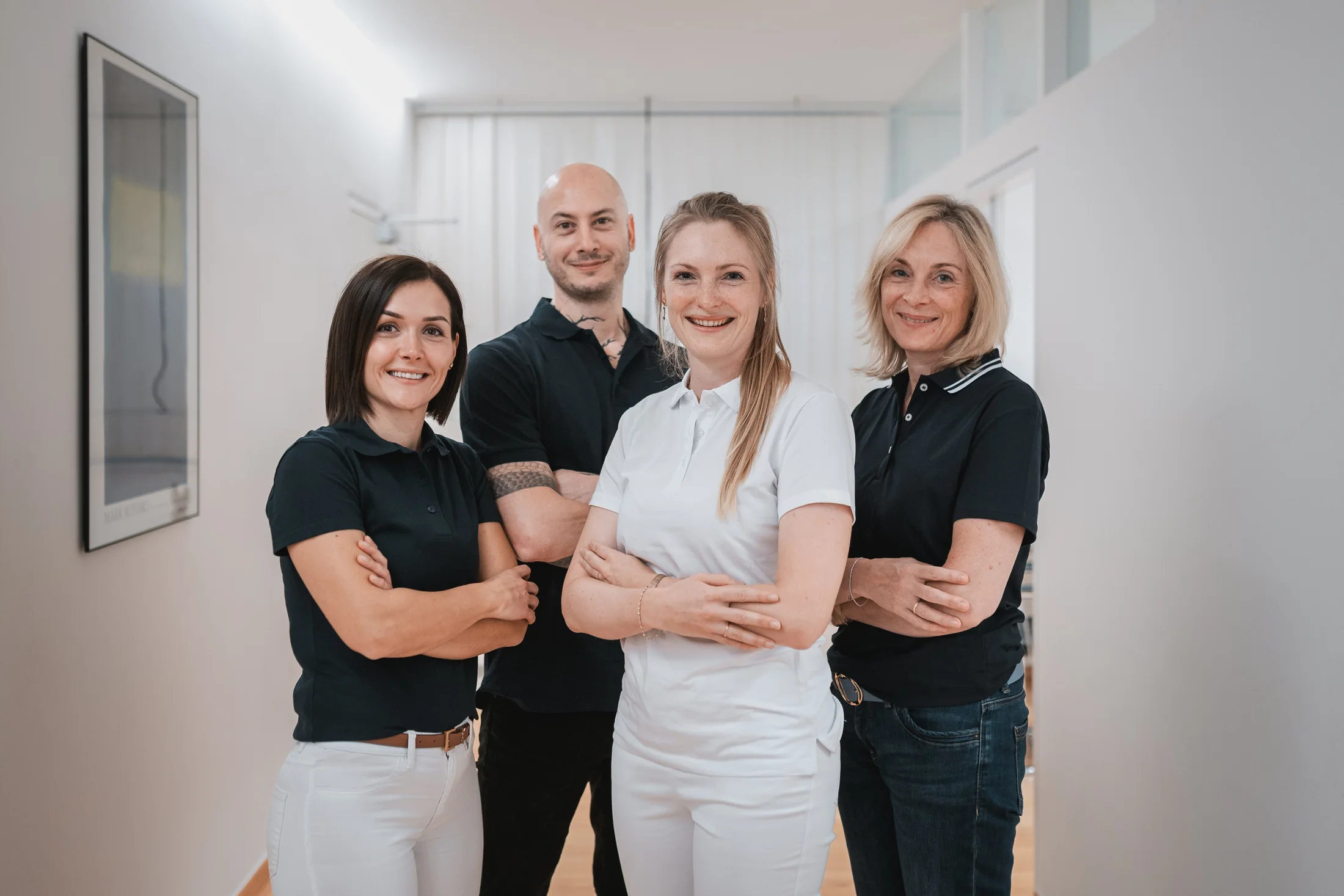 Dr. Carolin Dosser mit ihrem Team im Gang der Ordination